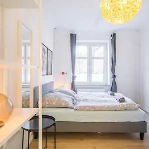 Spacious 2 Bedroom Close To Stadtpark Apartment